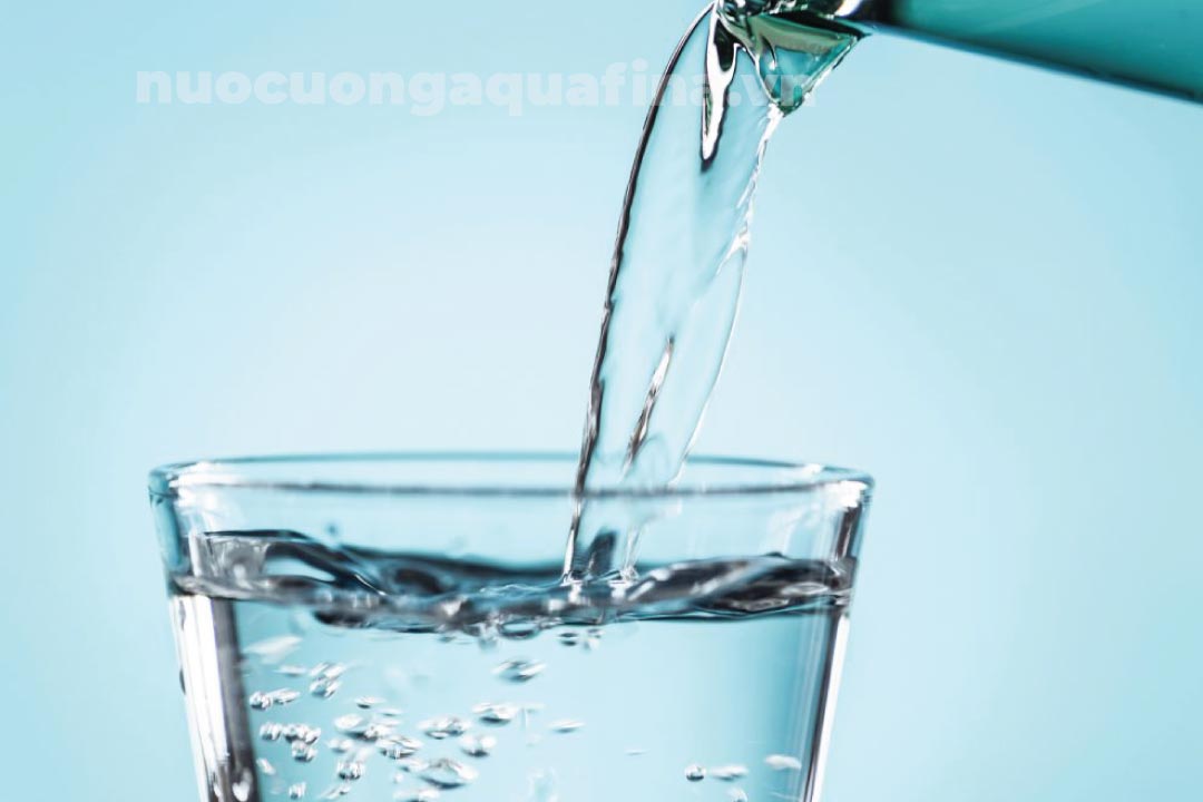 Nên chọn mua nước uống Aquafina hay Samari?