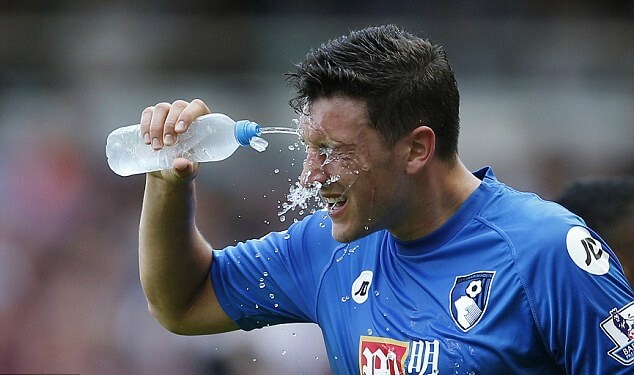 Cầu thủ luôn uống đủ nước trước và sau khi thi đấu