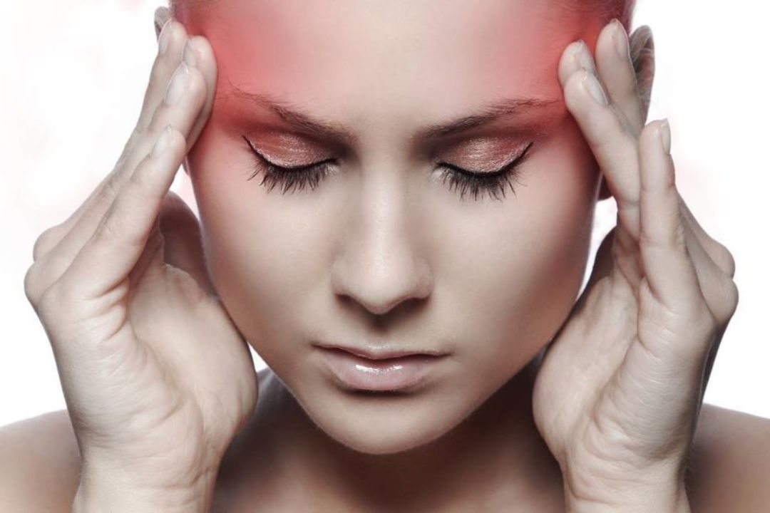 Đau đầu là một trong những triệu chứng của viêm khớp dạng thấp
