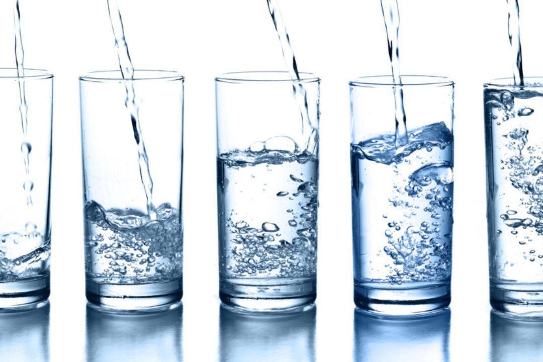 Nên chia thời gian uống nước thành nhiều lần trong ngày